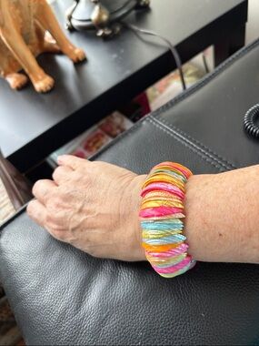 Handmade Multi-Color Conch Shell Stretch Bracelet - Vibrant Beach Style